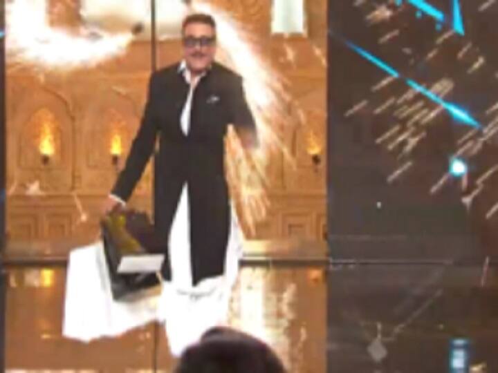 Jackie Shroff Recreat Chunni lal Dance on Indias Got Talent Shilpa Teases Him About His Dhoti 'इंडियाज़ गॉट टैलेंट' के मंच पर 'चुन्नीलाल' बन जैकी श्रॉफ ने  छलकाया जाम, वीडियो देख आप 'देवदास' की यादों में चले जाएंगे