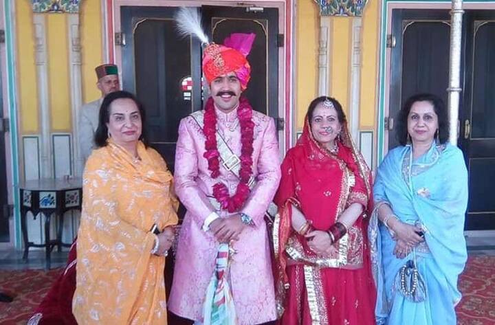 हिमाचल प्रदेश के पूर्व मुख्यमंत्री दिवंगत वीरभद्र सिंह के बेटे विक्रमादित्य कांग्रेस पार्टी के एमएलए हैं. सुदर्शना संग अपनी शादी में विक्रमादित्य ने हल्के गुलाबी रंग की शेरवानी पहनी थी.