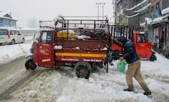 IN PICS | Normal Life Disrupted As Kashmir Records Heaviest Snowfall. Air, Road Travel Affected