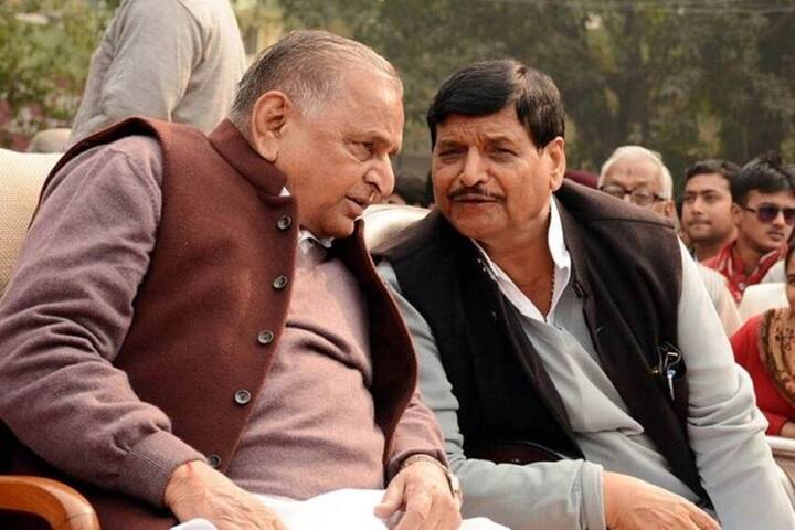 साधना ने बताया था कि शिवपाल ने हर कदम पर पार्टी के लिए समर्पण किया और उनके साथ ही ऐसा व्यवहार किया जा रहा है.