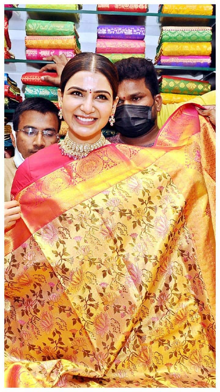 பட்டுப்புடவையை வெச்சுப்பார்த்த மகிழ்ந்த சமந்தா