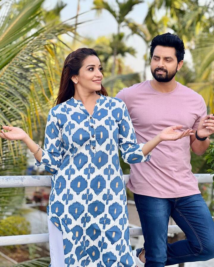 मोनालिसा ने ये तस्वीरें अपने इंस्टाग्राम अकाउंट पर शेयर की हैं. जिसमें वो पति विक्रांत राजपूत के साथ अलग-अलग पोज देते हुए नजर आ रही हैं.