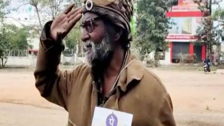 Unique beggar of Madhya Pradesh: beggar digitalises himself ask people to scan qr code for begging Unique beggar of Madhya Pradesh: হাতে ফোন-বারকোড! সোশ্যাল মিডিয়ায় ভাইরাল ‘ডিজিটাল ভিখিরি’
