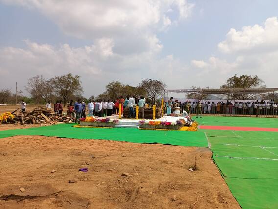 In Pics: మంత్రి గౌతమ్ రెడ్డికి తుది వీడ్కోలు, తల్లడిల్లిపోయిన తల్లి, భార్య - అంత్యక్రియలకు సీఎం జగన్ హాజరు