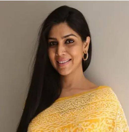 ਸਾਕਸ਼ੀ ਤੰਵਰ (Sakshi Tanwar): ਦੰਗਲ ਵਰਗੀ ਫਿਲਮ 'ਚ ਨਜ਼ਰ ਆ ਚੁੱਕੀ ਸਾਕਸ਼ੀ ਤੰਵਰ ਦੀ ਉਮਰ ਵੀ 49 ਸਾਲ ਹੈ ਪਰ ਉਸ ਨੇ ਵਿਆਹ ਨਹੀਂ ਕਰਵਾਇਆ ਹੈ। ਸਾਕਸ਼ੀ ਨੇ ਇਕ ਬੇਟੀ ਨੂੰ ਗੋਦ ਲਿਆ ਹੈ, ਜਿਸ ਨੂੰ ਉਹ ਇਕੱਲੀ ਮਾਂ ਵਜੋਂ ਪਾਲ ਰਹੀ ਹੈ।