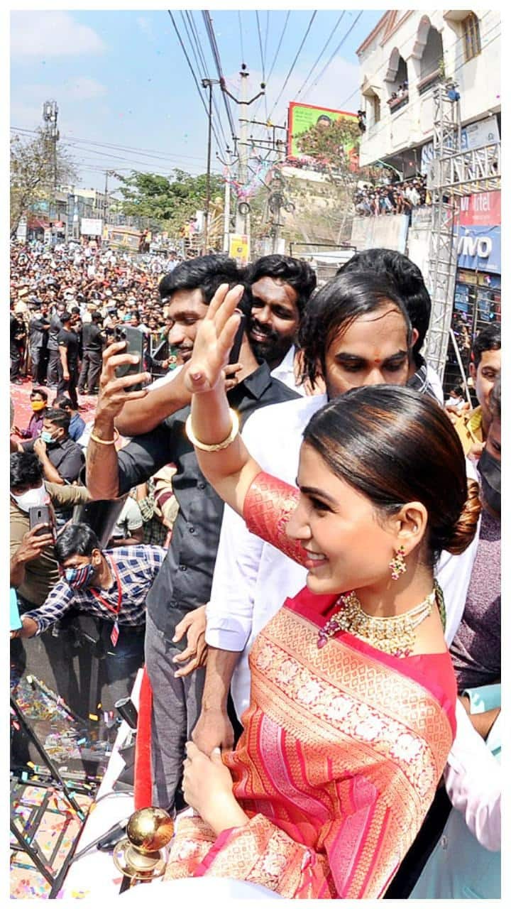 ரசிகர்களை பார்த்து கை அசைத்த சமந்தா