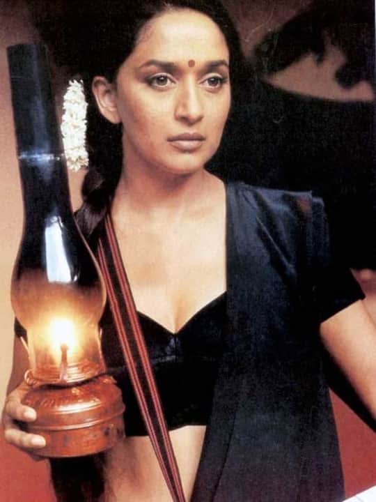 माधुरी दीक्षित- फिल्म गज गामिनी (Gaj Gamini) में माधुरी दीक्षित (Madhuri Dixit) ने पांच भूमिका निभाई थी. साल 2000 में आई इस फिल्म में वह संगीता, शकुंतला, मोनिका, गज गामिनी और मोनालिसा के किरदार में नजर आई थीं.