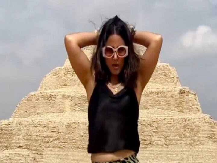 Hina Khan dances on the English beat in front of the pyramid पिरामिड के सामने अंग्रेजी बीट पर हिना खान ने किया जबरदस्त डांस, वीडियो देख थक नहीं रहे फैन्स