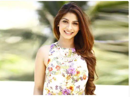 ਤਨੀਸ਼ਾ ਮੁਖਰਜੀ (Tanisha Mukerji): ਕਾਜੋਲ ਦੀ ਭੈਣ ਤੇ ਤਨੁਜਾ ਦੀ ਬੇਟੀ ਤਨੀਸ਼ਾ ਵੀ 43 ਸਾਲ ਦੀ ਹੈ ਪਰ ਅਜੇ ਤੱਕ ਅਨਮੈਰਿਡ ਹੈ। ਤਨੀਸ਼ਾ ਬਿੱਗ ਬੌਸ ਦਾ ਹਿੱਸਾ ਰਹਿ ਚੁੱਕੀ ਹੈ ਜਿਸ 'ਚ ਉਹ ਅਰਮਾਨ ਕੋਹਲੀ ਦੇ ਕਾਫੀ ਕਰੀਬ ਸੀ ਪਰ ਸ਼ੋਅ ਤੋਂ ਬਾਅਦ ਦੋਹਾਂ ਦਾ ਬ੍ਰੇਕਅੱਪ ਹੋ ਗਿਆ ਸੀ।