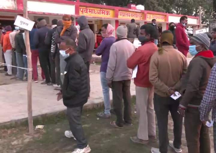 उत्तर प्रदेश विधानसभा चुनाव के चौथे चरण के तहत 9 जिलों की 59 सीटों पर मतदान हो रहा है. मतदान केंद्रों पर सुबह 7 बजे से ही लंबी कतार देखने को मिल रही है. इसी कड़ी में दिव्यांग भी अपने मताधिकार का इस्तेमाल करने के लिए पहुंच रहे हैं.