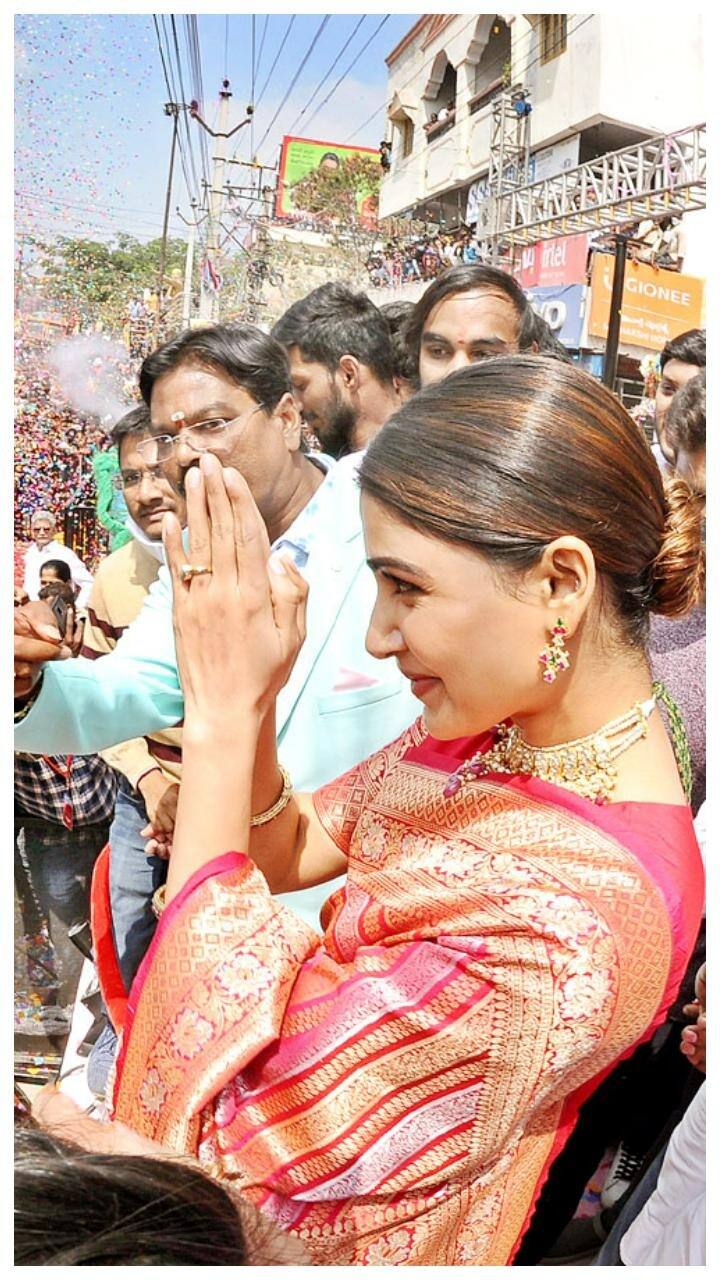 தன்னை காண வந்த ரசிகர்களுக்கு பெரிய வணக்கம் வைக்கும்போது