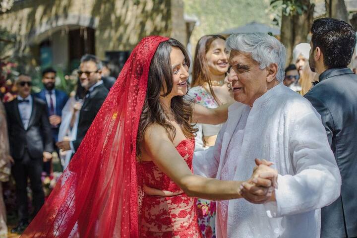 फरहाननं लग्नसोहळ्यातील फोटो शेअर करून कॅप्शनमध्ये लिहिले होते, 'काही दिवसांपूर्वी मी आणि शिबानी लग्नबंधनात अडकलो आहोत.आम्ही त्या सर्वांचा आभार मानतो ज्यांनी आम्हाला शुभेच्छा दिल्या. (photo:shibanidandekar/ig)