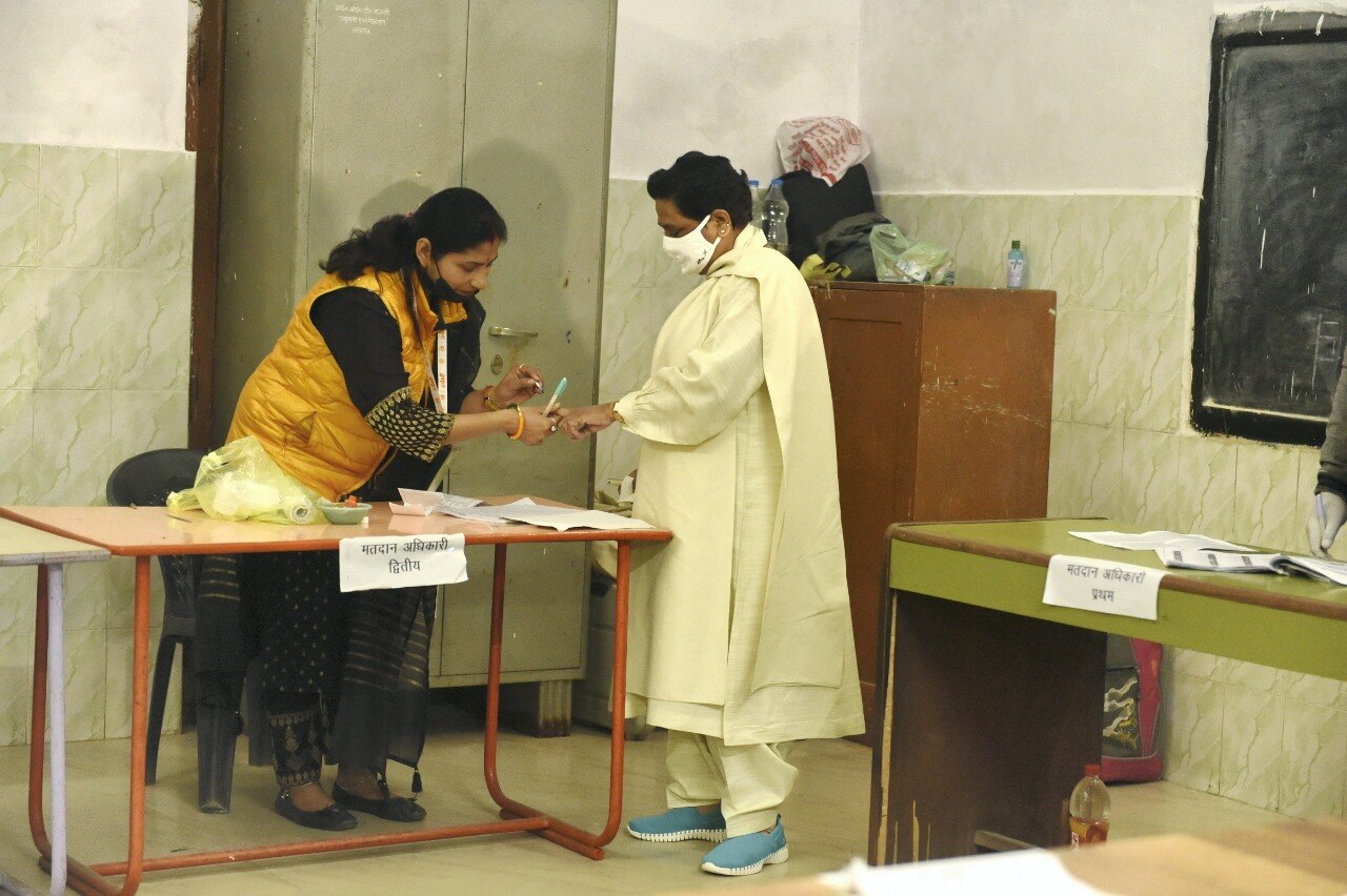 UP Election 2022 BSP Supremo Mayawati Casts Vote In Lucknow See Pics ...