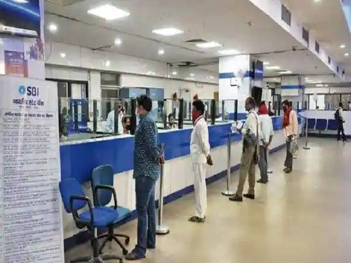 बैंक समय-समय पर ग्राहकों को मेल और मैसेज भेजकर भी अलर्ट करता रहता है. देश में डिजिटल बैंकिंग बढ़ने के साथ ही फ्रॉड के मामले भी बढ़ते ही जा रहे है तो ऐसे में सभी ग्राहकों का सतर्क रहना जरूरी है.