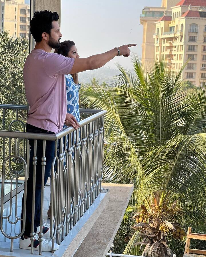 इन तस्वीरों में मोनालिसा और विक्रांत दोनों ही बेहद सिंपल लुक में नजर आ रहे हैं.