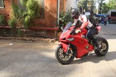 John Abraham: আগুনরঙা স্পোর্টস বাইক চালিয়ে বান্দ্রার স্টুডিওতে হাজির জন আব্রাহাম