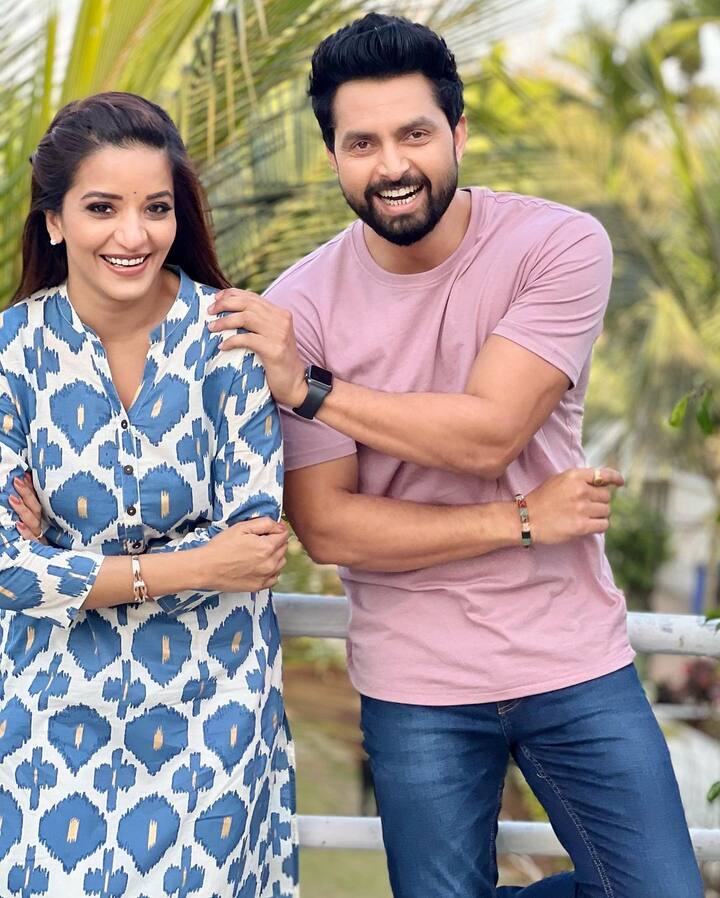 इन्हें शेयर करते हुए मोनालिसा ने लिखा कि एक नई यात्रा पर... ऐसा लगता है जैसे एक बार फिर से नई शुरुआत हो.