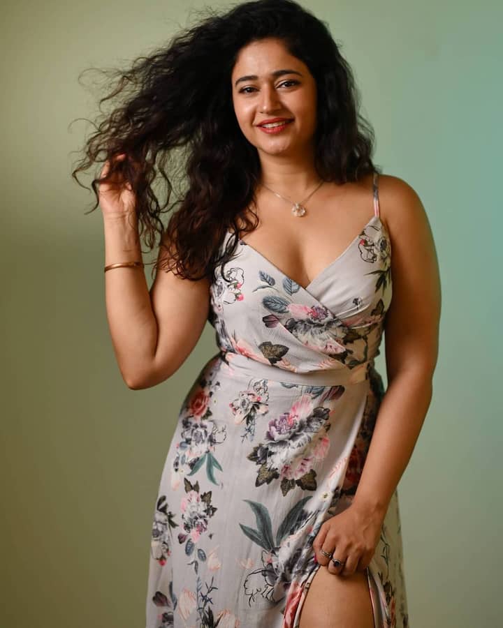 தோளில் நீ தூங்கு உன் தூக்கம் நானாவேன் உன் மேல் பூ விழுந்தாலும் நான் உள்ளம் புண்ணாவேன்