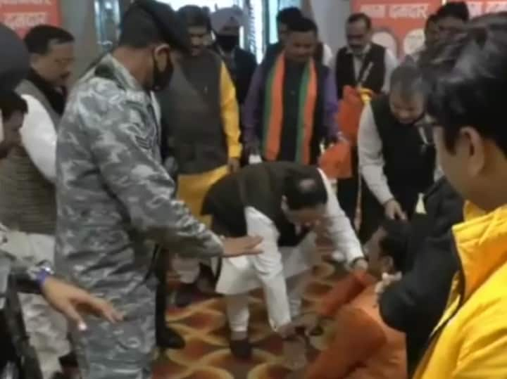 JP Nadda touched the feet of Divyang BJP worker in Gorakhpur, ann UP Election 2022: गोरखपुर में JP Nadda ने छुए दिव्यांग बीजेपी कार्यकर्ता के पैर, मांगा ये आशीर्वाद