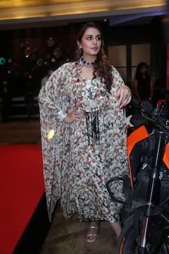 Huma Qureshi :పూల టాప్ లో 'కాలా' బ్యూటీ