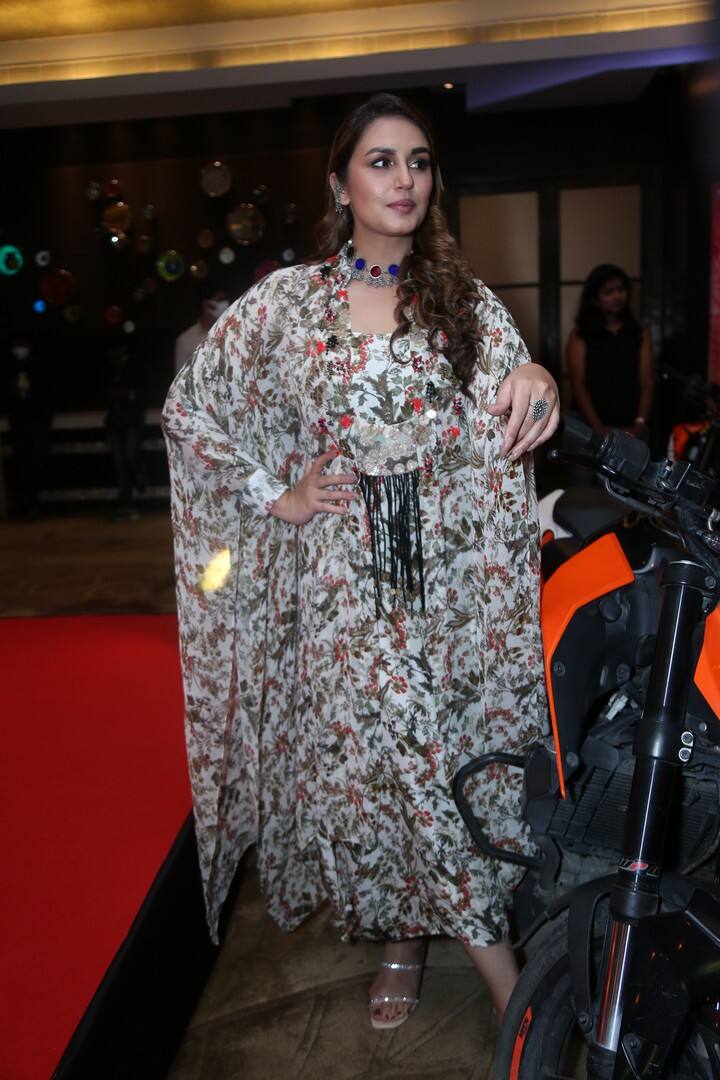 అనురాగ్ కశ్యప్ డైరెక్ట్ చేసిన 'గ్యాంగ్స్ ఆఫ్ వస్సేపూర్‌‌' సినిమాతో బాలీవుడ్‌కి పరిచయమైన హ్యూమా ఖురేషి వరుస ఆఫర్స్ అందిపుచ్చుకుంది.