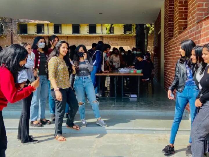 DU: कॉलेजों में चल रहा ओपन एयर क्लासरूम, सोशल डिस्टेंसिंग का पालन करने के लिए उठाया गया ये कदम Many Delhi university colleges holding open air classes to ensure physical distancing DU: कॉलेजों में चल रहा ओपन एयर क्लासरूम, सोशल डिस्टेंसिंग का पालन करने के लिए उठाया गया ये कदम