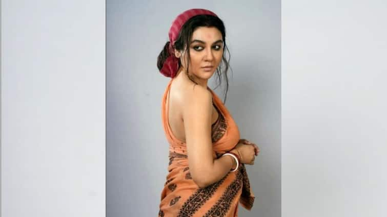 Jaya Ahsan: Bengali Actress Jaya Ahsan shares her look from her new film Putul Nacher Itikotha Jaya Ahsan: সৌজন্যে ‘পুতুল নাচের ইতিকথা’, ভেজা চুল, শাড়িতে সুন্দরী জয়া