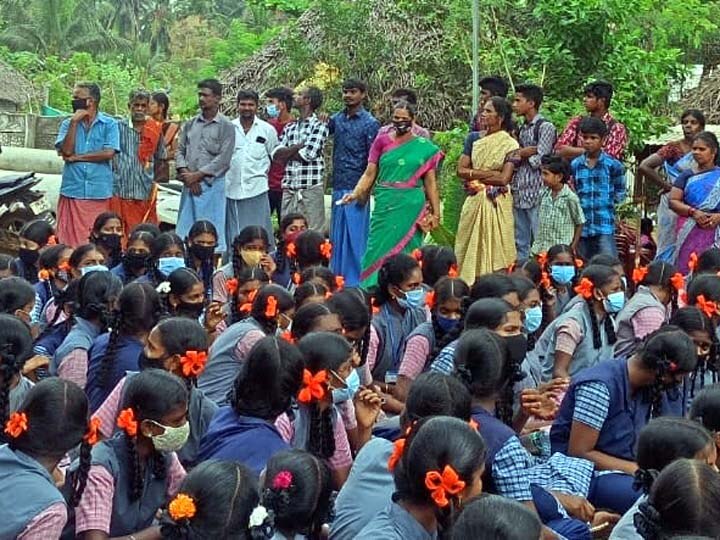 போக்சோ சட்டத்தில் கைது செய்யப்பட்ட ஆசிரியர் - விடுதலை செய்ய கோரி மாணவிகள் சாலை மறியல்