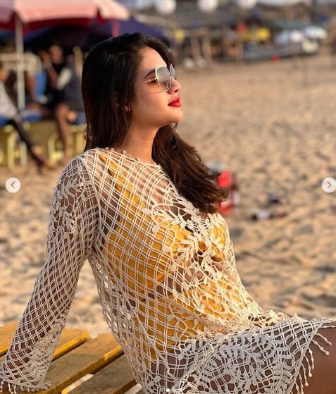 कभी अपनी शादी को लेकर तो कभी हॉटनेस की वजह से नुसरत सोशल मीडिया पर छाई रहती हैं.एक्ट्रेस सोशल मीडिया पर काफी एक्टिव रहती हैं और अपनी बेहतरीन फोटोज़ इंस्टाग्राम पर शेयर करती रहती हैं.