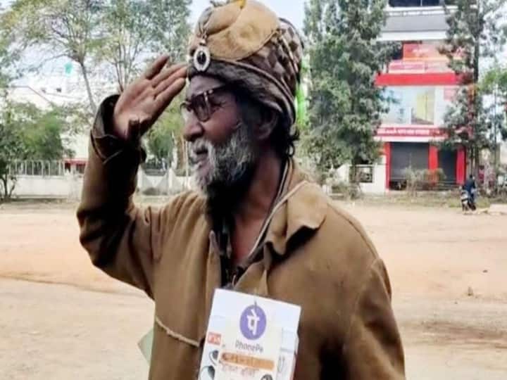 Beggar digitalises himself ask people to scan QR code for begging भिखारी ने खुद को किया डिजिटल, QR कोड लेकर मांगता है लोगों से भीख
