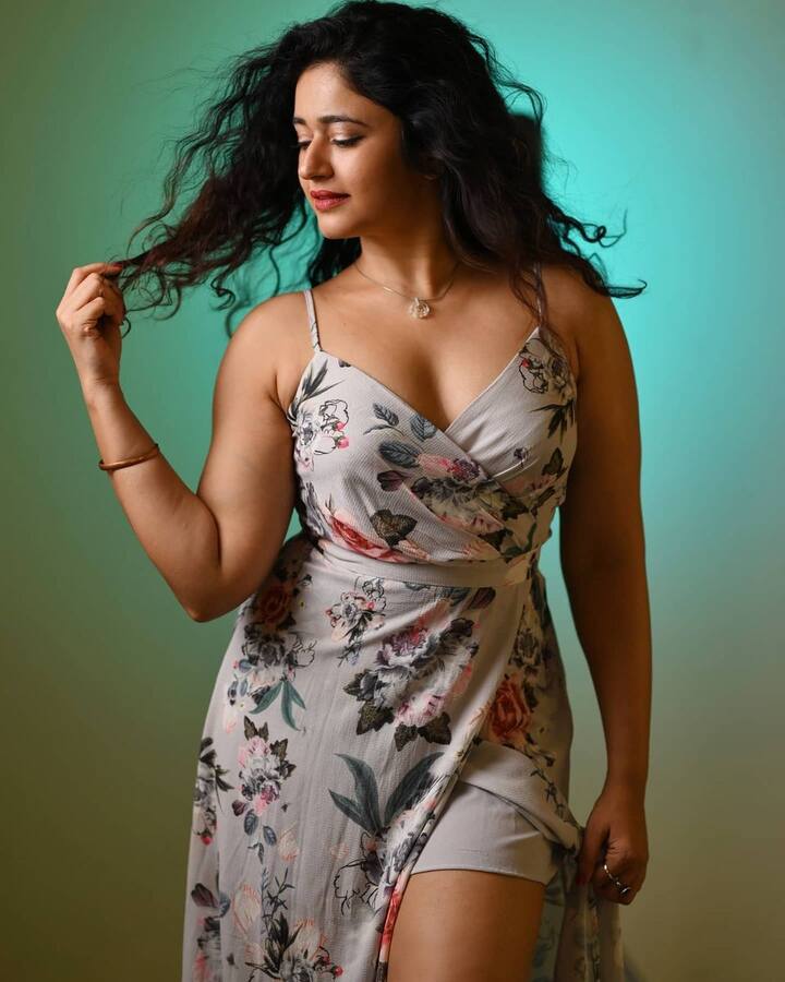 ஜன்னல் திறக்கும் போது வரும் காற்றில் உன் காதல் கண்கள் உறங்கும் போது வரும் கனவில் உன் காதல்