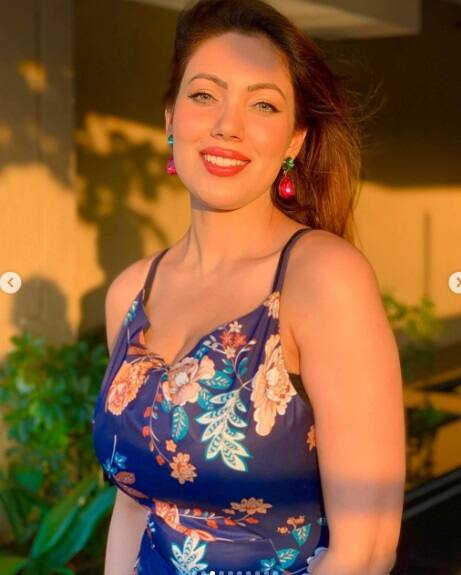 जैसा की आप फोटो में देख सकते हैं कि मुनमुन ने डीप नेक वनपीस ड्रेस पहनी हुई है और अपने बालों को खुला छोड़ा हुआ है.