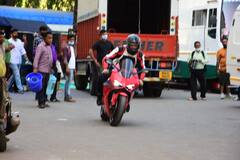 John Abraham: আগুনরঙা স্পোর্টস বাইক চালিয়ে বান্দ্রার স্টুডিওতে হাজির জন আব্রাহাম