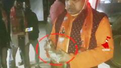 Malda BJP: ভোট প্রচারে বেরিয়ে 'টাকা বিলি'! অভিযুক্ত ইংরেজবাজার পুরসভার ২৮ নম্বর ওয়ার্ডের BJP প্রার্থী | Bangla News
