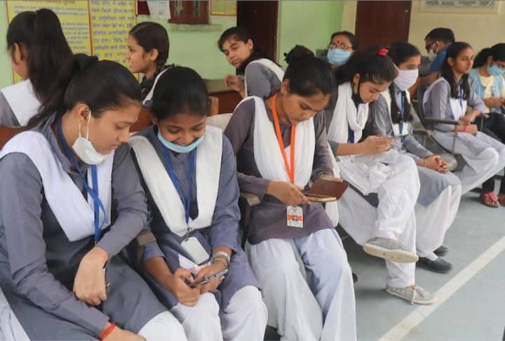 जरूरत के मुताबिक पुराने परीक्षा केंद्रों में कुल 107 नए परीक्षा केंद्रों को और जोड़ा गया है.