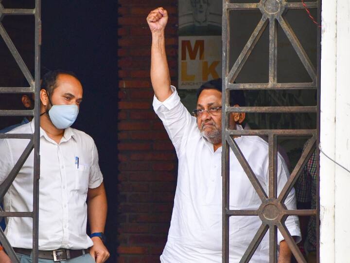 प्रवर्तन निदेशालय (ईडी) ने महाराष्ट्र के अल्पसंख्यक कार्य मंत्री नवाब मलिक को बुधवार को धन शोधन के एक मामले की जांच के सिलसिले में गिरफ्तार कर लिया. यह जांच, भगोड़े गैंगस्टर दाऊद इब्राहिम और मुंबई अंडरवर्ल्ड में उसके सहयोगियों की गतिविधियों से संबद्ध है.