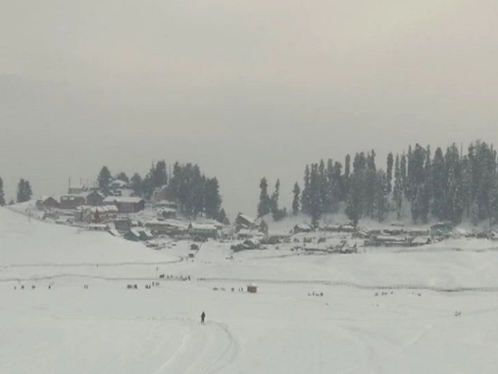 Kashmir Weather Update: कश्मीर में हुई जबरदस्त बर्फबारी, गुलमर्ग में 15 इंच तक बिछी बर्फ की चादर
