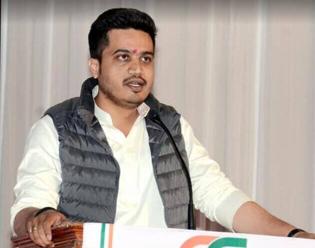 लोकशाहीसाठी ही धोक्याची घंटा, एखाद्या मंत्र्याला नोटीस न देता ताब्यात घेणं हे लोकशाहीसाठी घातक : रोहित पवार