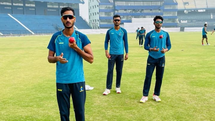 অলরাউন্ডার শাহবাজ আহমেদের উজ্জ্বল উপস্থিতি ছিল প্রথম ম্যাচে। দ্বিতীয় ইনিংসে তিনি ৭১ রানে অপরাজিত ছিলেন।