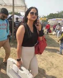 UP Election 2022:এবার নয়া লুকে উত্তরপ্রদেশের সেই হলুদ শাড়ি পরা পোলিং অফিসার, ছবি ভাইরাল সোশ্যাল মিডিয়ায়