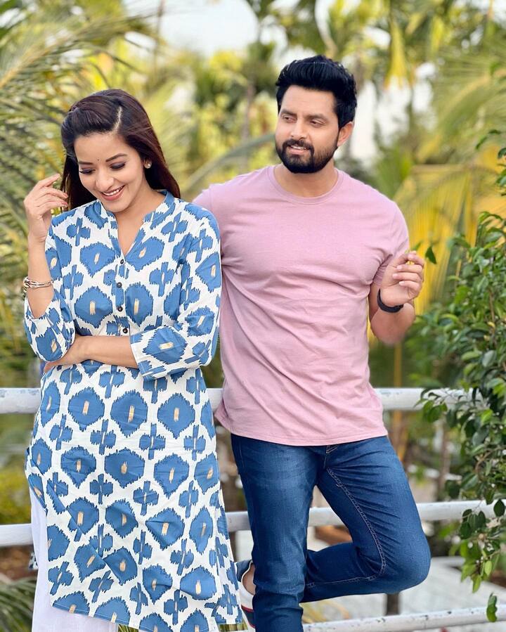 तस्वीरों में मोनालिसा काफी खुश नजर आ रही हैं. उन्होंने ब्लू और व्हाइट कलर की कुर्ती पहनी हैं.