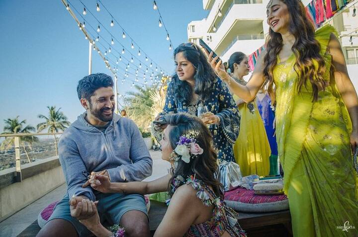 Shibani was spotted having a great time during the Mehendi celebration, from dancing with Farhan to applying mehendi on his hand.