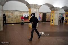 Russia Ukraine War: ఉక్రెయిన్ పై రష్యా దాడి, భూగర్భ మెట్రో స్టేషన్లలో తలదాచుకుంటున్న ఉక్రెయిన్ వాసులు