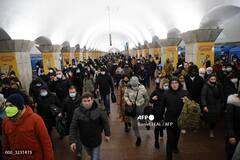 Russia Ukraine War: ఉక్రెయిన్ పై రష్యా దాడి, భూగర్భ మెట్రో స్టేషన్లలో తలదాచుకుంటున్న ఉక్రెయిన్ వాసులు