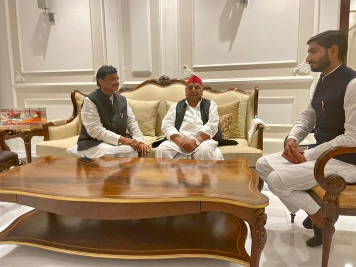 बकौल शिवपाल इस बात की नाराजगी ऐसी बढ़ी कि अखिलेश यादव ने उन्हें मंत्री पद से बर्खास्त कर दिया. पिता मुलायम सिंह यादव से सपा के राष्ट्रीय अध्यक्ष का पद अपने पास ले लिया.