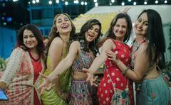 शिबानी दांडेकर ने शेयर की मेहंदी सेरेमनी की अनदेखी तस्वीरें, पति फरहान अख्तर के हाथों में खुद लगाई मेहंदी