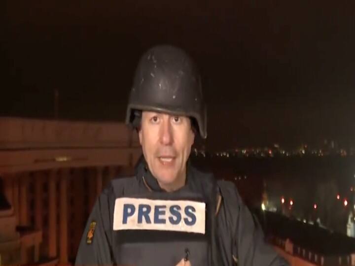 Russia Ukraine Conflict Reporter wear a Flak jacket and helmet on live TV after hearing the blasts in Kyiv कीव में धमाकों की आवाज सुनने के बाद लाइव टीवी पर रिपोर्टर ने पहनी सुरक्षा जैकेट और हेलमेट, वीडियो हुआ वायरल