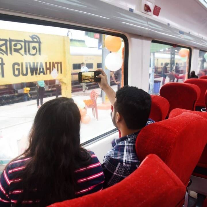এ ছাড়া ভিস্তা ডোমে থাকে রিভলভিং চেয়ার। যাতে পর্যটকেরা একদিকে চেয়ারে বসেই অন্যদিকের জানালা দিয়ে বাইরের প্রাকৃতিক শোভা উপভোগ করতে পারবেন।(ছবি সৌজন্যে : রেলমন্ত্রক)