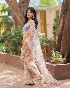 माथे पर बिंदी लगाए, कानों में झुमके सजाए, दोस्त की शादी में रिया चक्रवर्ती दिखीं बेहद खूबसूरत