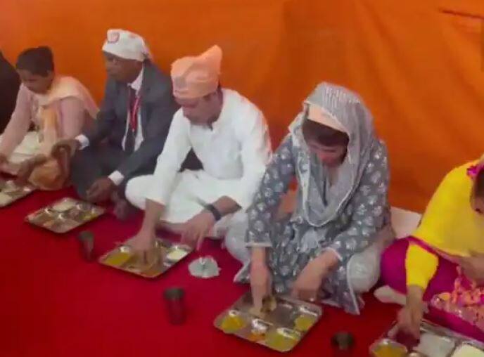 हाल ही में कांग्रेस नेता राहुल गांधी और प्रियंका गांधी वाड्रा वाराणसी में रविदास मंदिर पहुंचे थे. यहां भाई-बहन की जोड़ी ने अपने हाथों से 'लंगर (सामुदायिक रसोई)' परोसा था और खुद भी पंगत में बैठक प्रसाद ग्रहण किया था.